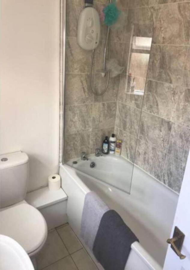 4 Bedroom House For Corporate Stays In Кетеринг Экстерьер фото